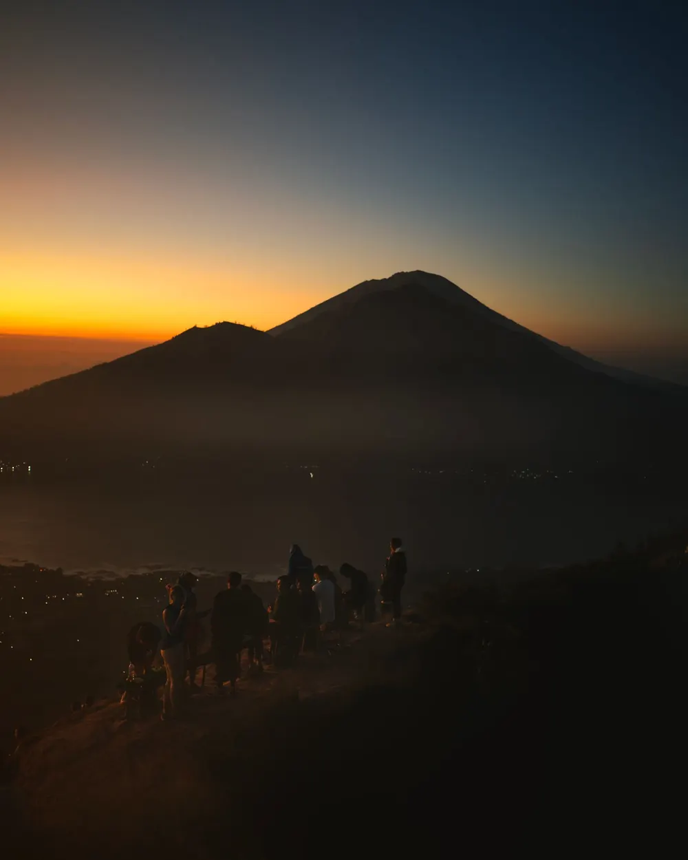 Menunggu matahari terbit di puncak Batur