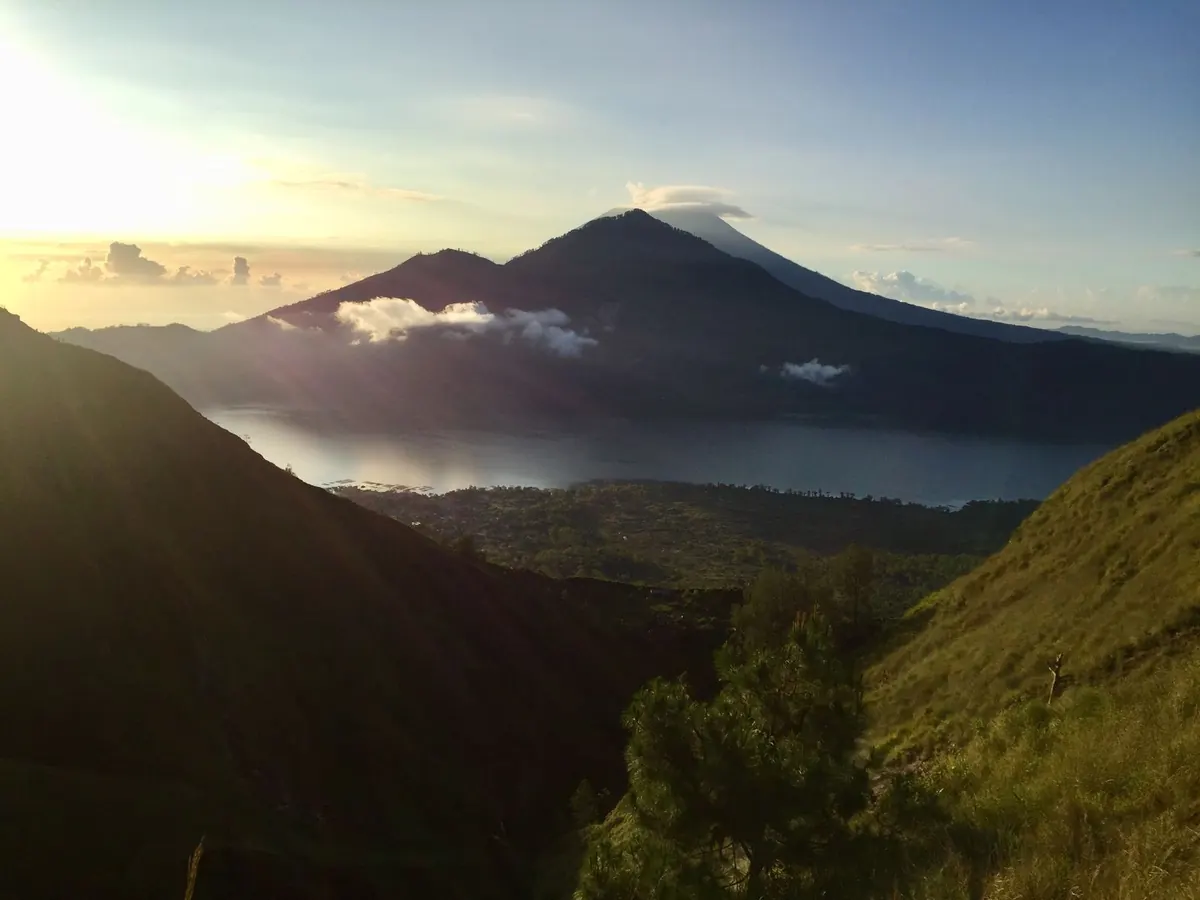 Pagi di bibir kaldera Batur