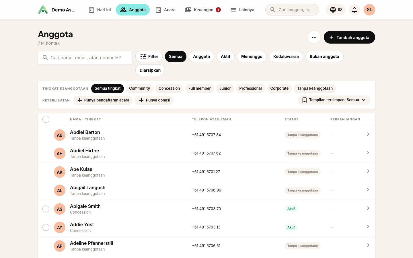 Profil anggota yang menampilkan tag, di samping segmen tersimpan berisi anggota yang cocok