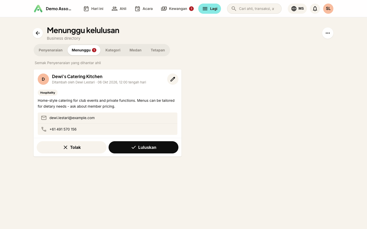Entri yang ditambah oleh ahli, menunggu di tab Kelulusan tertunda