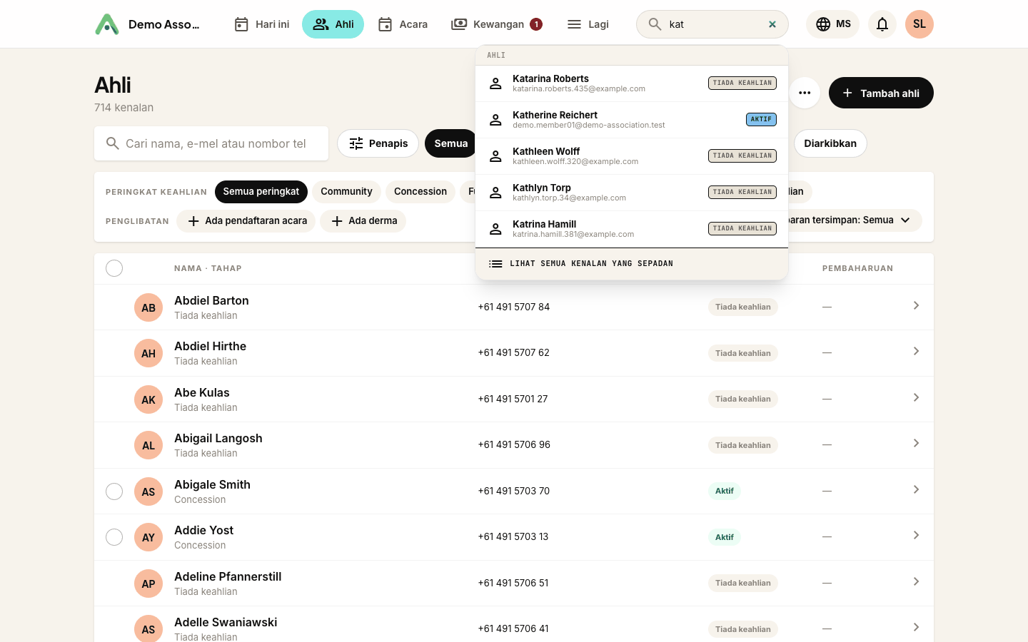 Menaip satu nama memaparkan kenalan yang sepadan, setiap satu dengan lencana status